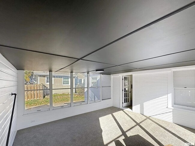 Building Photo - 3 bedroom Rental in Rock Island