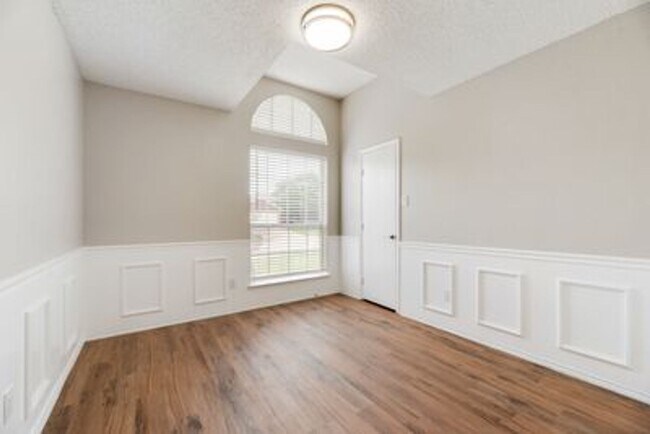 Building Photo - Beautiful newly redone single story home i...