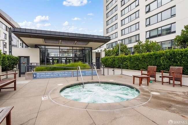 Building Photo - 260 King St