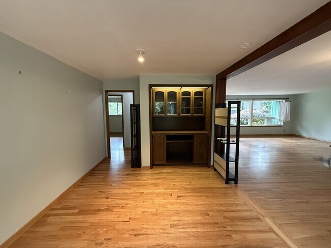 Building Photo - Extremely Spacious 3 bedroom Home Located in Edmonds