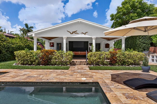 Building Photo - 510 NE 8th Ave