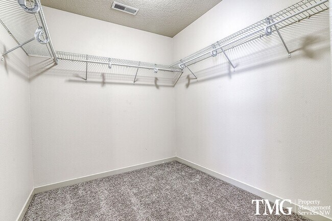 Building Photo - Pet Friendly Home In A Great Convenient Location!