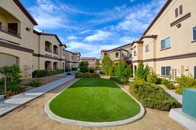 Building Photo - CLEAN, move in ready~GATED and super COMMUNITY!