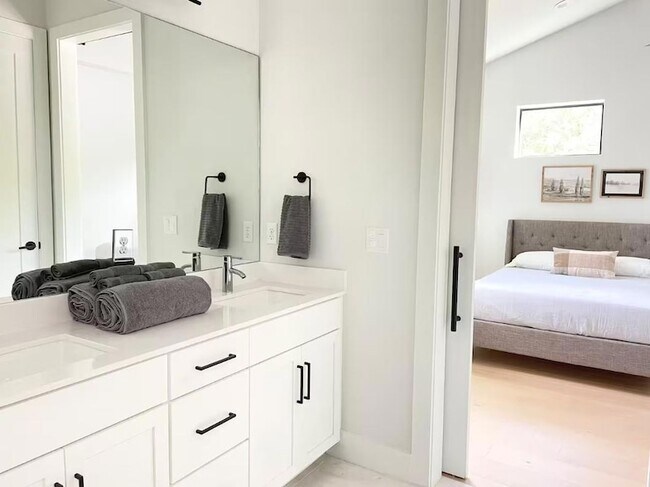 Building Photo - 2009 Canterbury St