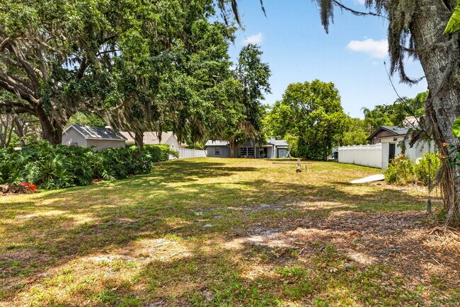 Building Photo - 18140 Oakdale Rd