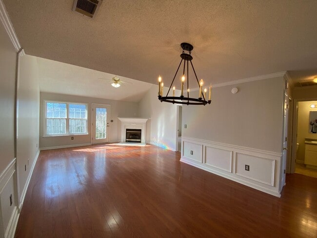 Building Photo - 2 Bedroom Townhome on a corner lot in Harvestwood!