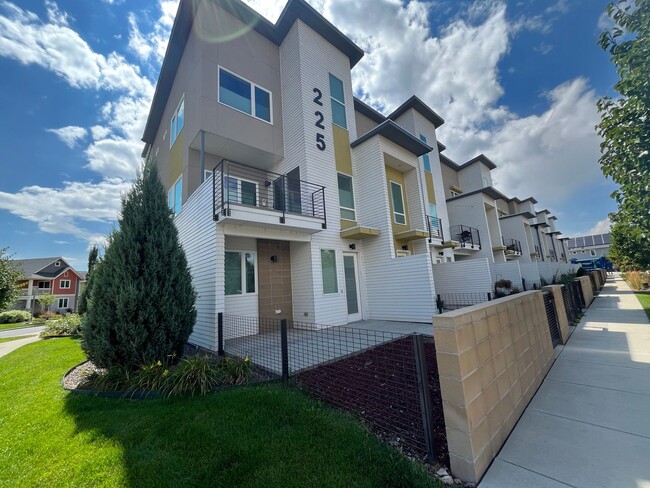 Building Photo - Beautiful Modern Townhouse in North Fort C...