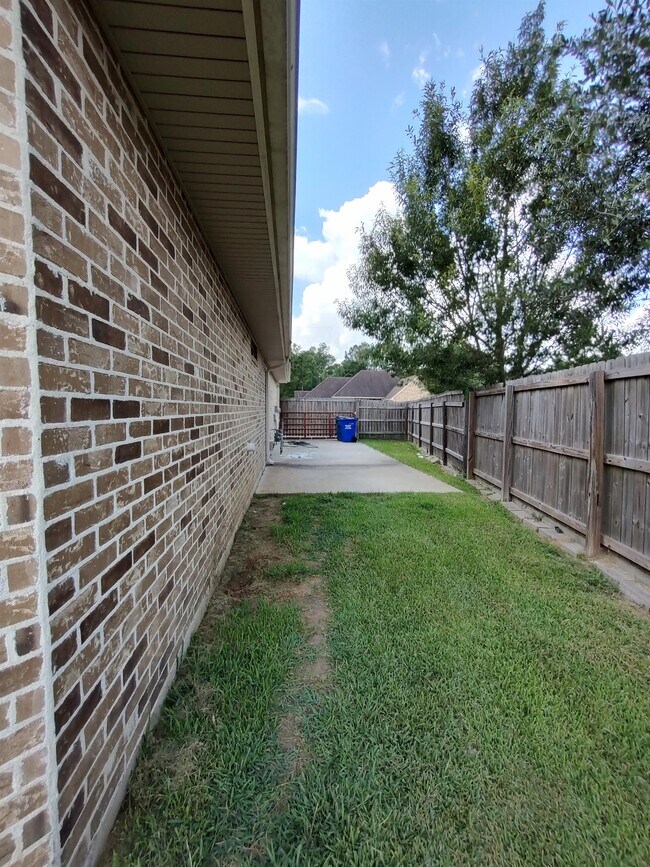 Building Photo - 6790 Woodridge Drive