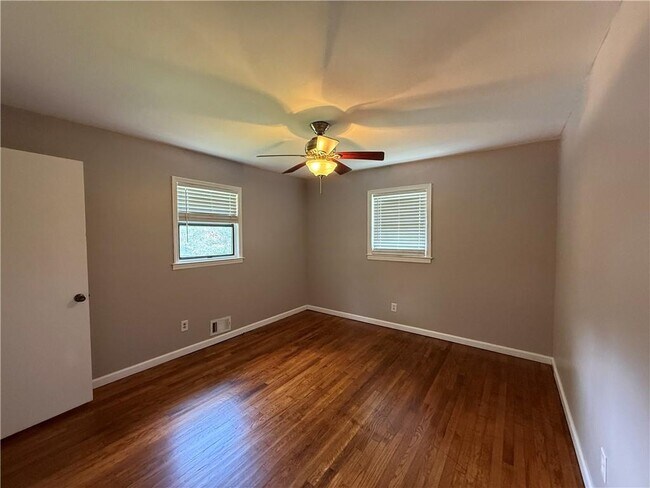 Building Photo - 6271 Mountain Ct SE
