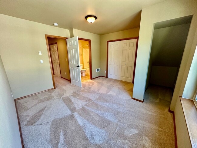 Building Photo - Spacious 2 Bedroom Sagebrook Townhome