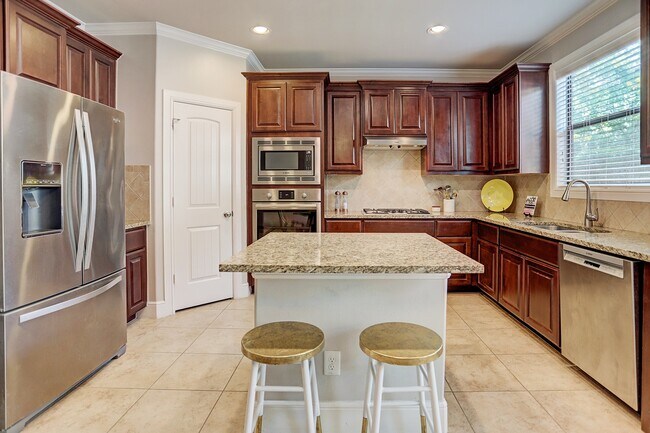 Building Photo - 213 W 26th St