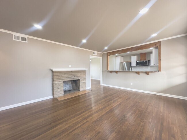 Building Photo - Midtown Tulsa: Stunning 4 bedroom 2 bathroom home