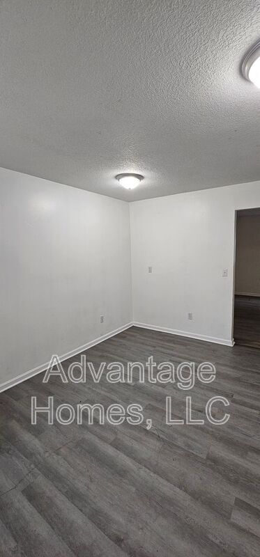 Building Photo - 702 N 70th St