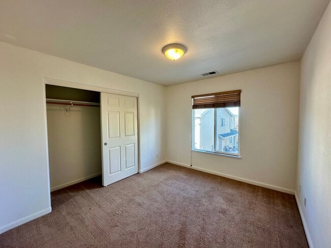 Building Photo - Spacious 2 Story Townhouse Available NOW!