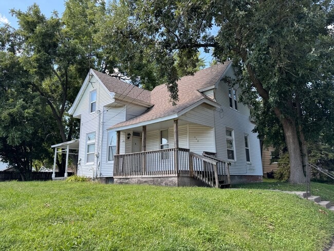 Primary Photo - Spacious 3 Bedroom Home - Close to Downtown!