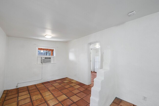 Building Photo - Quaint Studio in Prime Location