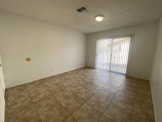 Building Photo - *DONT MISS OUT ON THIS GREAT MOVE IN SPECI...