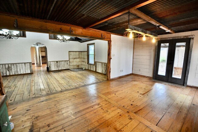 Building Photo - COMING SOON - FOR LEASE! Hard to Find Hors...