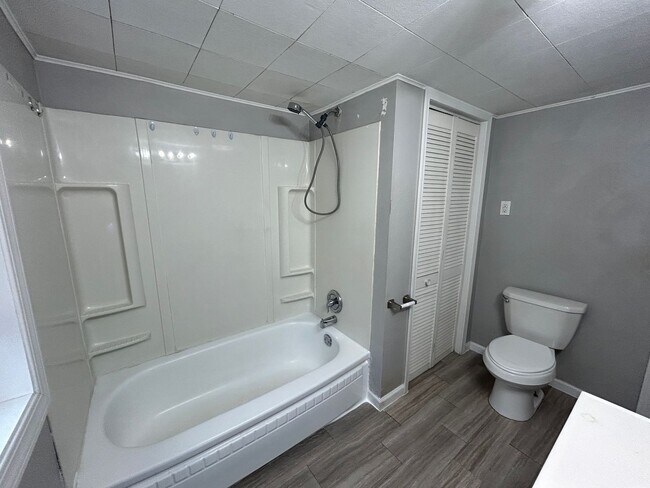 Building Photo - 3 bedroom 1 bath house in East Moline