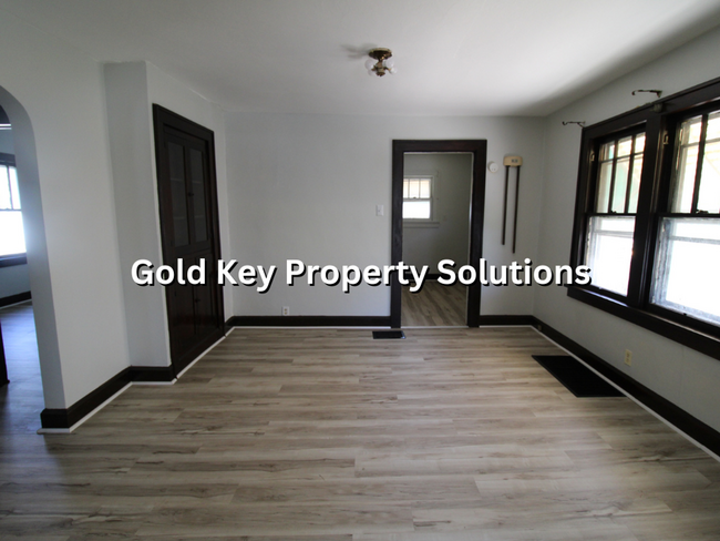 Building Photo - Spacious 2 BR 1 BA House with Central Air ...