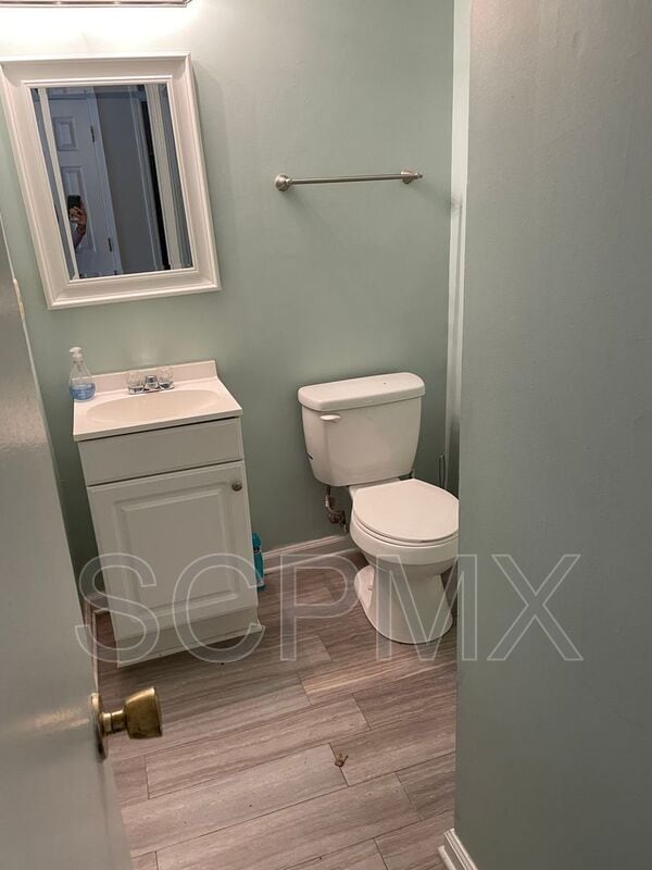 Building Photo - 10 Bass Ln