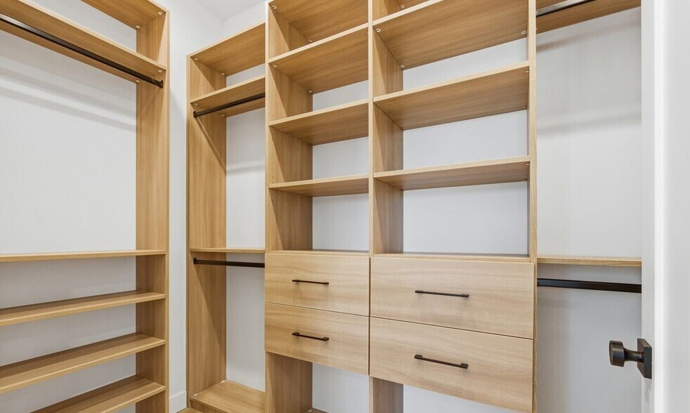 Building Photo - 2835 S Redondo Blvd