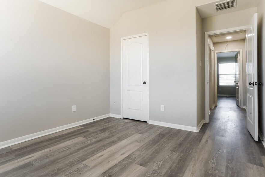 Building Photo - 8343 Broadleaf Ave