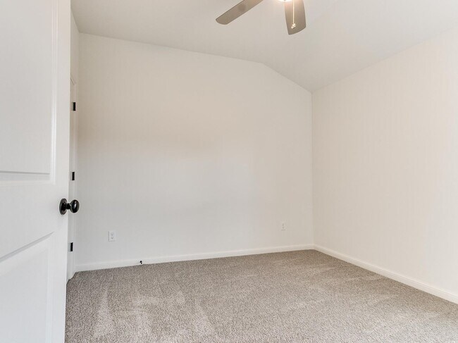 Building Photo - Luxury, Zero Maintenance Living Edmond Townhome