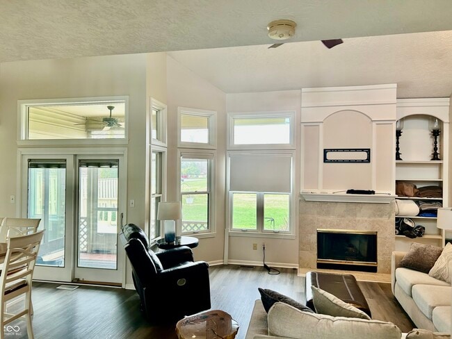 Building Photo - 312 Carriage Ln