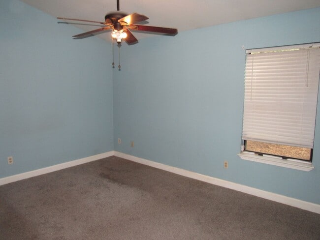 Building Photo - Close to schools, shopping & hospitals!