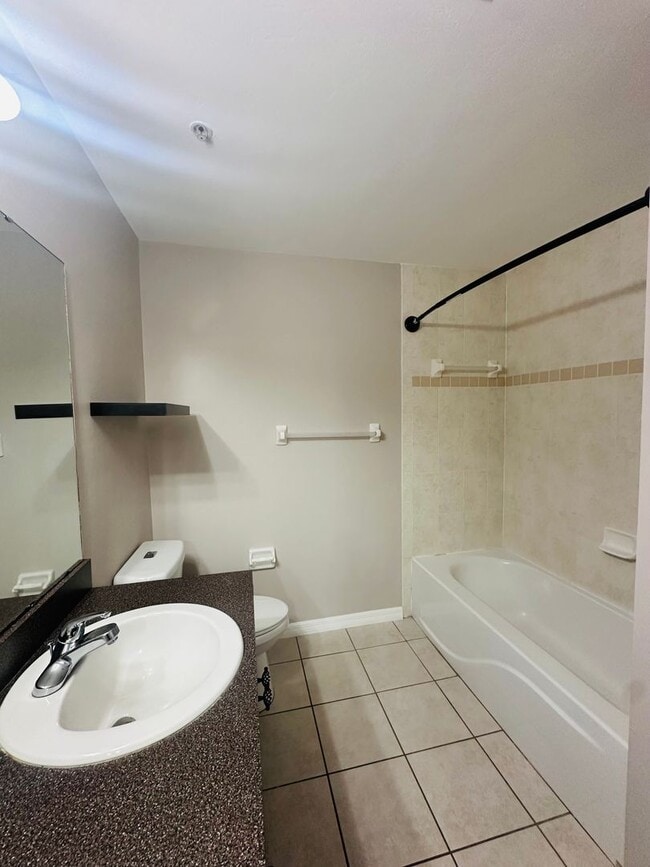 Building Photo - Beautiful 2/2 in Allen's Park available NOW