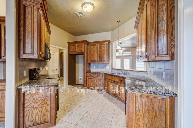 Building Photo - 1042 Hidden Oaks Way