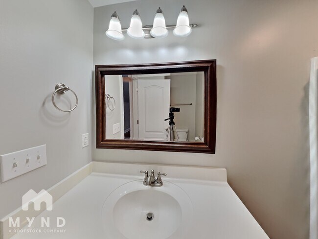 Building Photo - 15936 Landview Ln