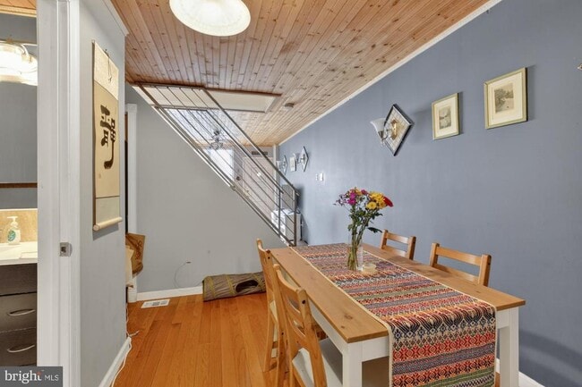 Building Photo - 416 E Flora St