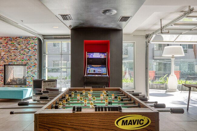 Building Photo - 200 S Los Angeles St