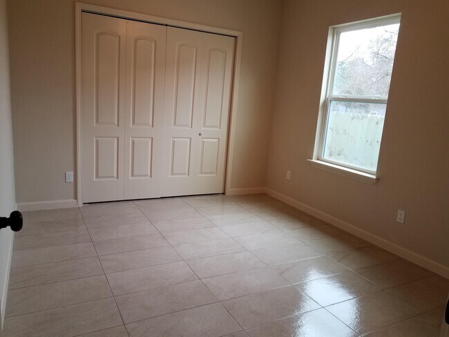 Building Photo - 1016 Center St