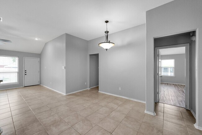 Building Photo - Cozy and quiet 4 bed 2 bath