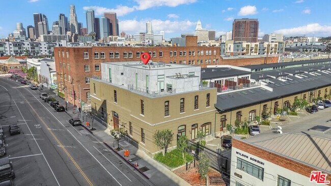 Building Photo - 940 E 2nd St