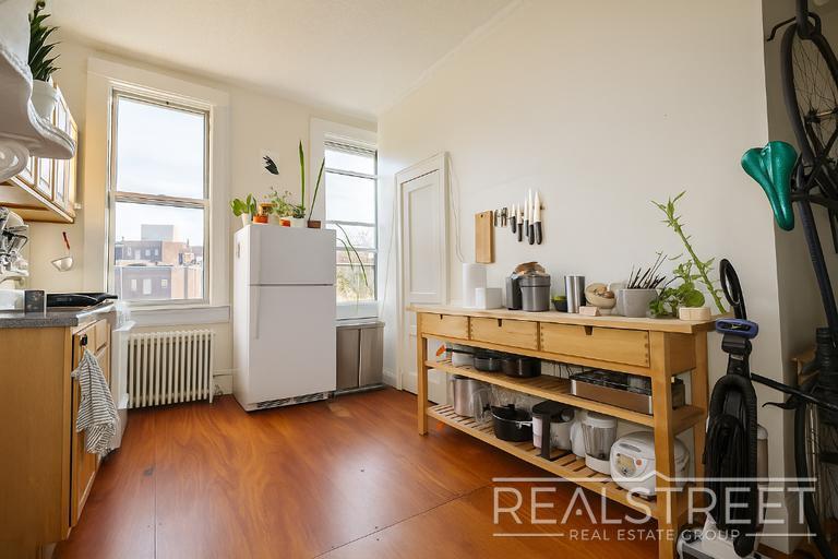 Building Photo - Spacious 1.5 BED in Bushwick/East Williams...