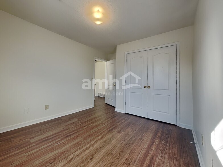 Building Photo - 5767 Lillian Bend Dr