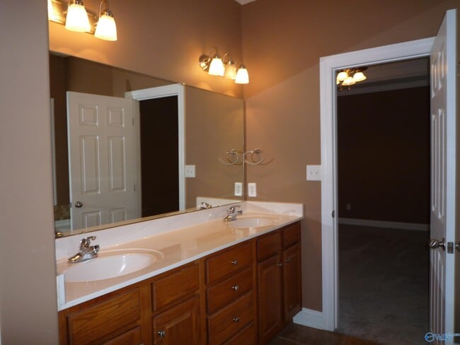 Building Photo - 16656 Bellewood Dr