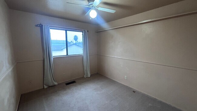 Building Photo - 560 Clover Dr