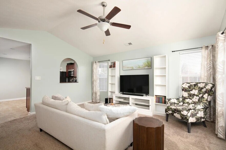 Building Photo - 138 Nathan Hale Dr