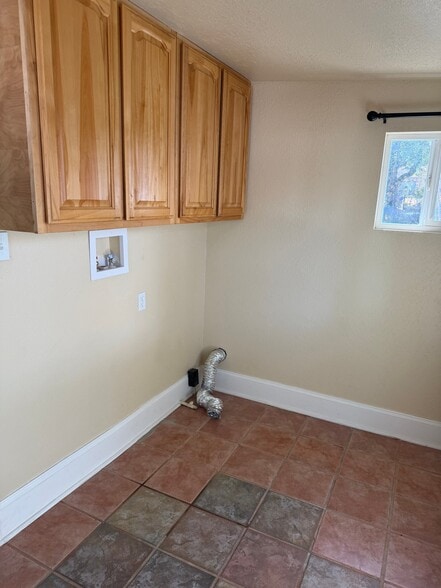 Building Photo - 703 Country Club Dr