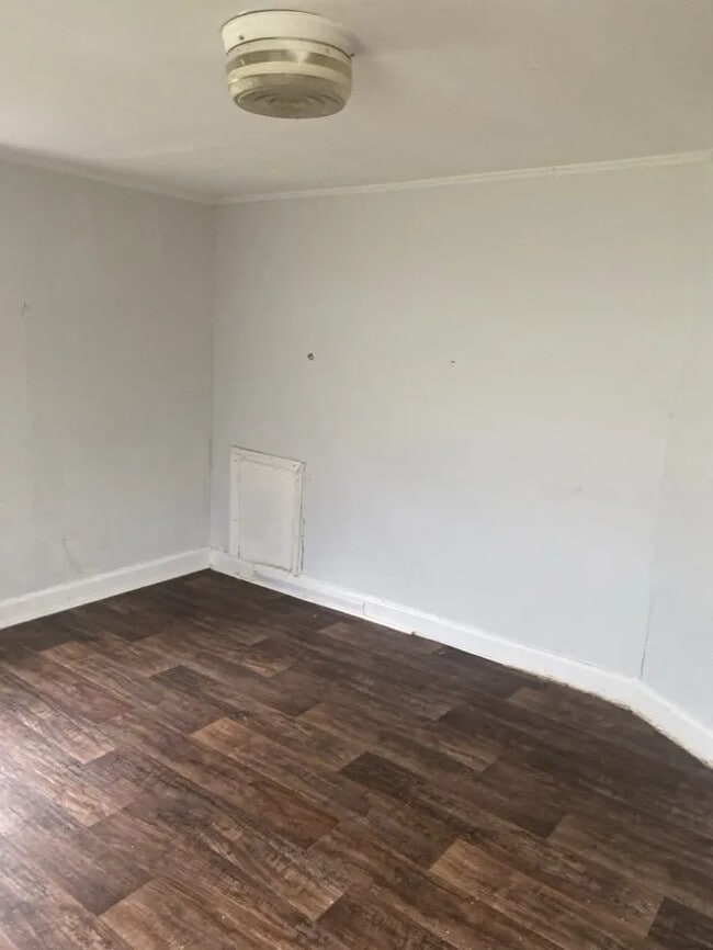 Building Photo - 2 Bedroom 1 Bathroom