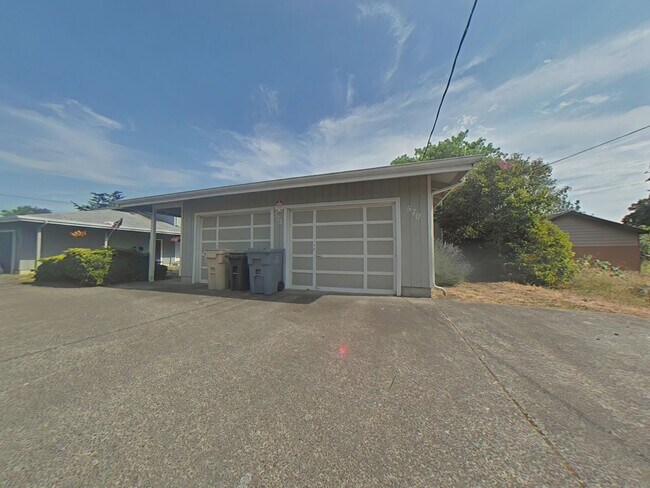 Building Photo - 2 Bedroom Duplex ~ Close to 9th Street ~ S...