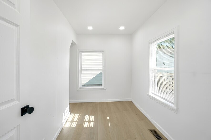 Building Photo - 149 W Lane Ave