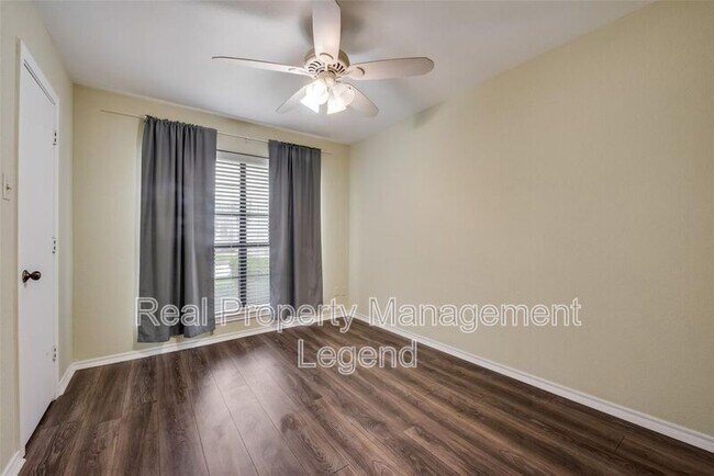 Building Photo - 617 Main St