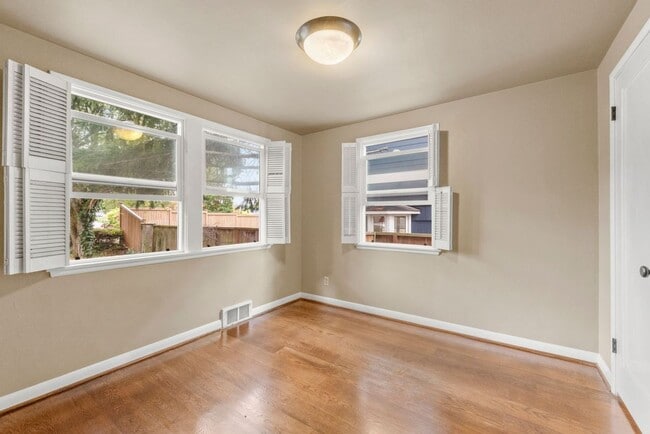 Building Photo - Nice 4-bed, 2-bath single-family home with air-conditioning near Hawthorne Hill in Seattle for rent!