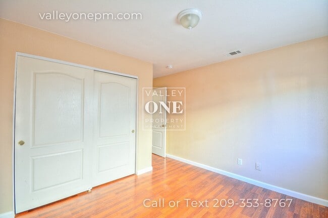 Building Photo - Charming 4 bedroom, 2 bath single story ho...